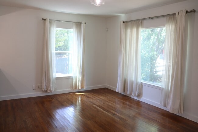 Building Photo - 713 E 45th St