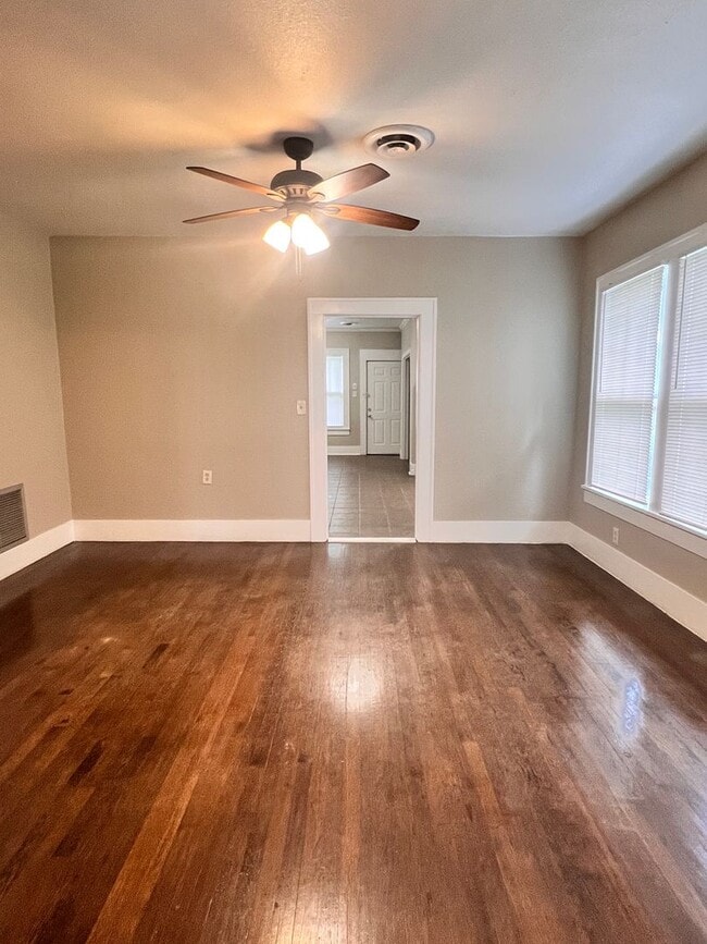 Building Photo - Spacious 3 Bedroom 2 Bath