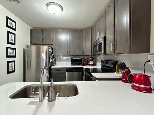 Building Photo - 1849 Green Bay Rd