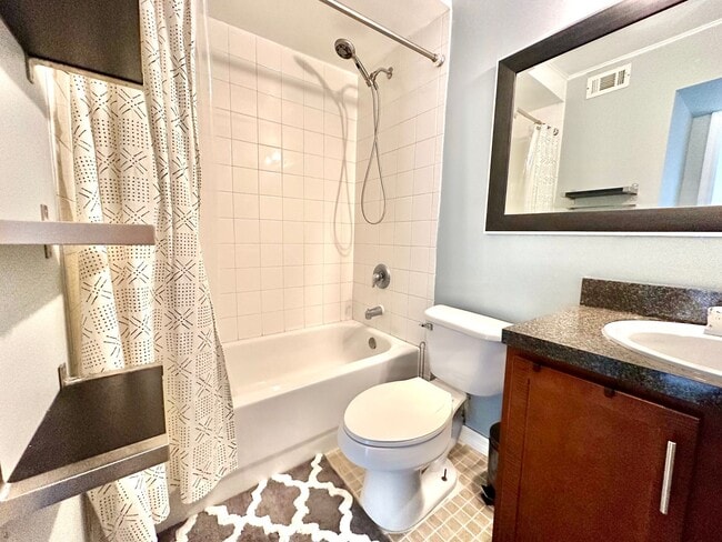 Building Photo - Effortless & comfortable 2Beds/1.5Bath con...