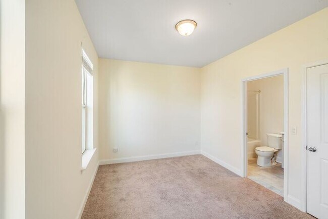 Building Photo - 2BR Townhome w/ 2 En-Suite Baths + Garage in 28208