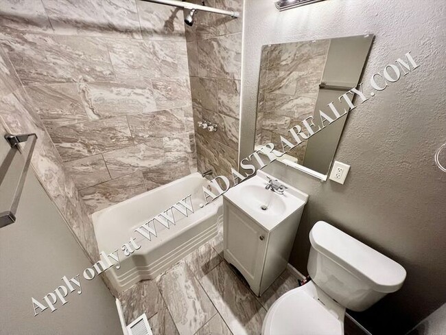 Building Photo - Cozy 2 Bed 1 Bath Duplex in Independence-Available in MARCH!!