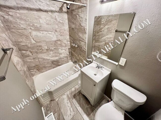 Building Photo - Cozy 2 Bed 1 Bath Duplex in Independence-Available NOW!!