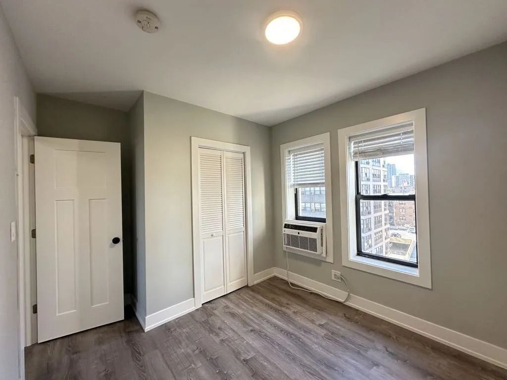Building Photo - 505 W Belmont Ave
