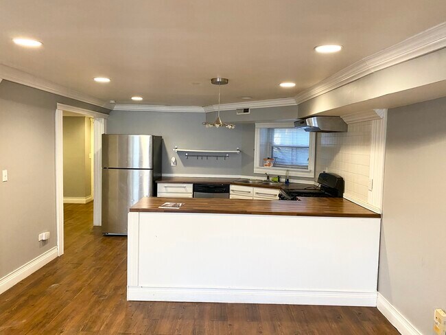 Building Photo - 5006 N Wolcott Ave