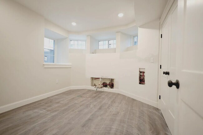 Building Photo - 701 E 2nd St