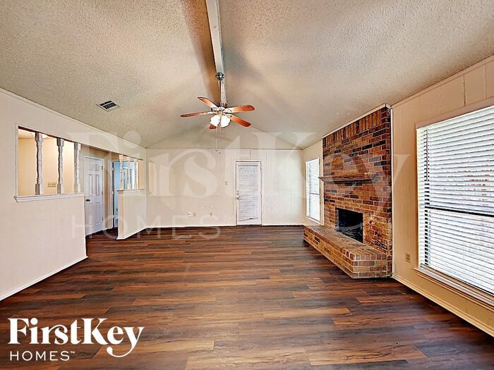 Building Photo - 8213 Meadowbrook Dr