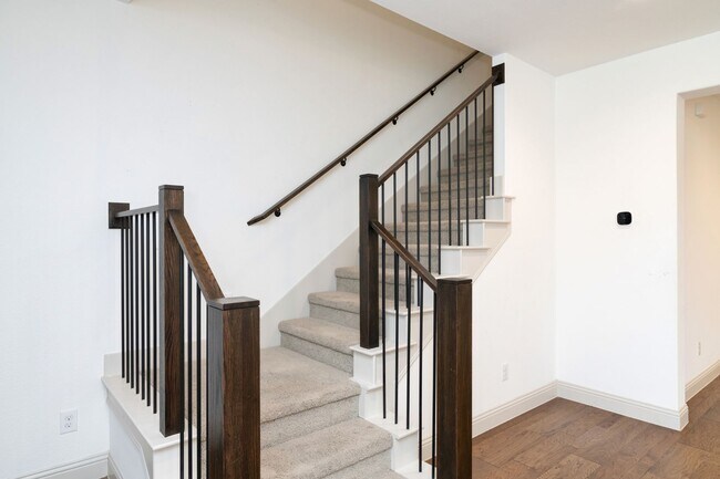 Building Photo - Beautiful 3 Bedroom Luxury Townhome, MCKIN...