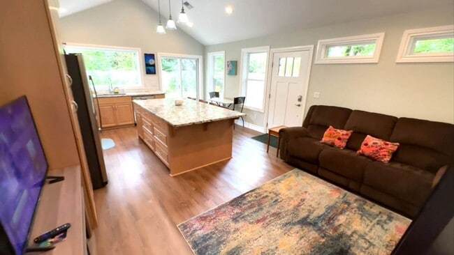 Building Photo - New Custom 2 Bed 2 Bath Furnished