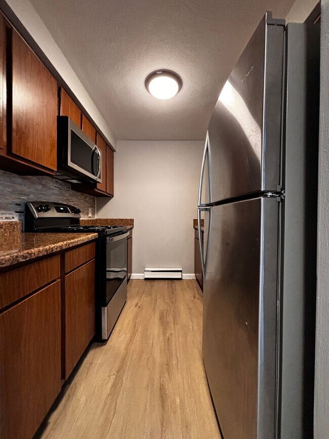 Building Photo - Charming 2 bedroom- 1bath  apartment with washer dryer hook-up