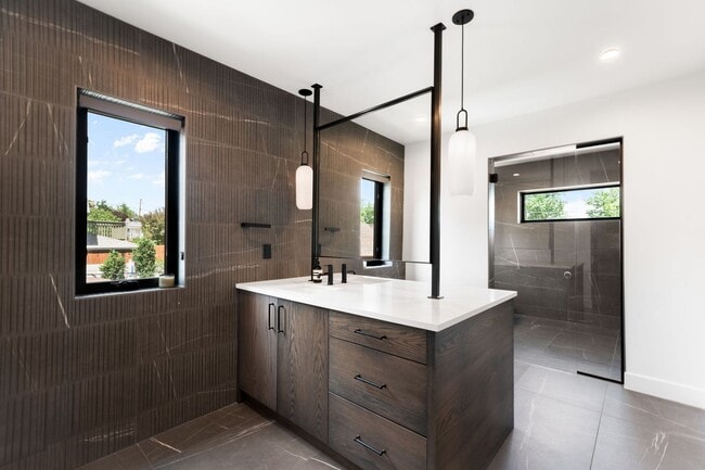Building Photo - Luxury 5BD, 6BA Home 1 Block From Sloan's Lake