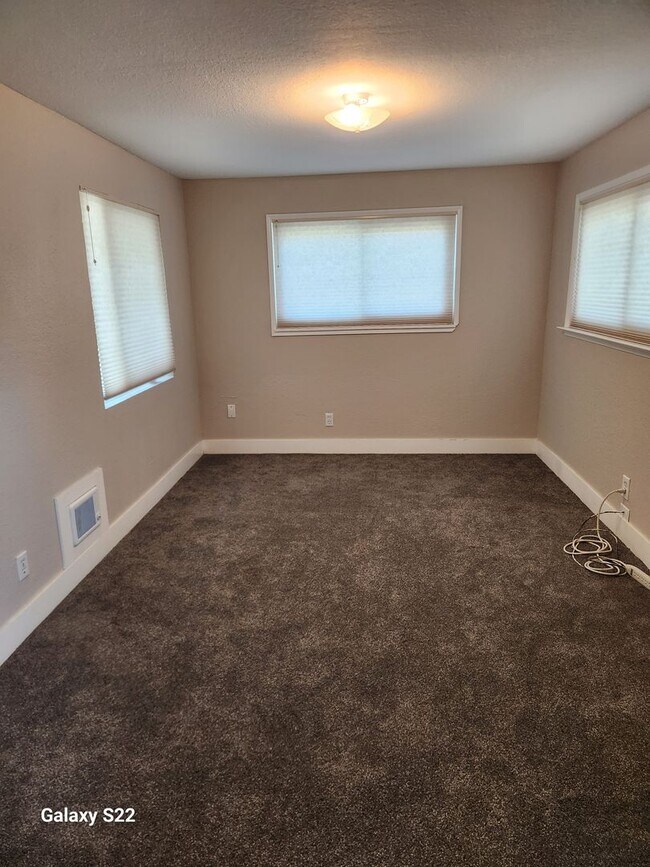 Building Photo - Beautiful home in a private country setting - Lots of light, Great Location.