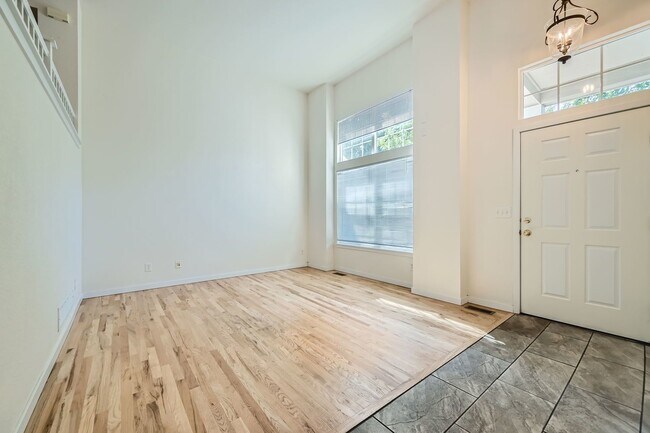 Building Photo - SW Longmont Townhome