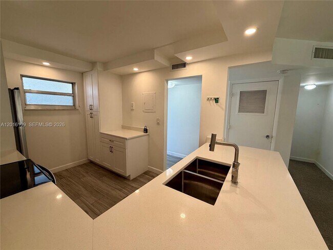 Building Photo - 1075 Riverside Dr