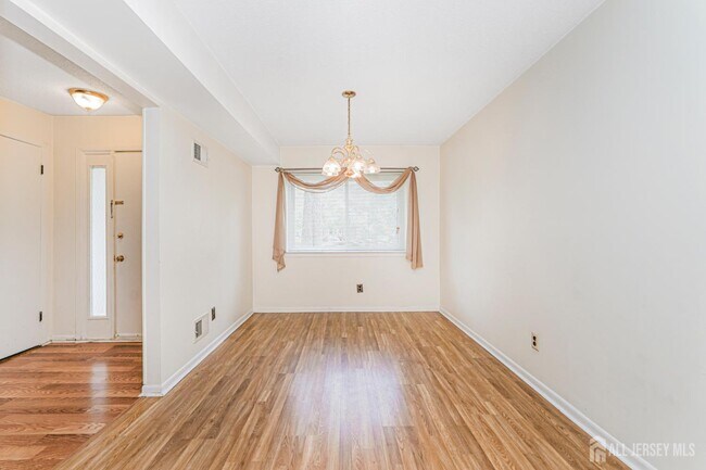 Building Photo - 33 Foxtail Ln