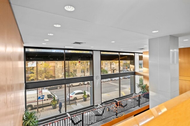 Building Photo - 4343 N Clarendon Ave