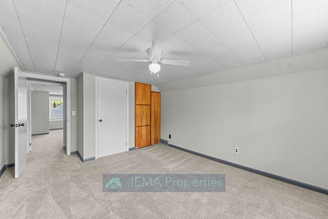 Building Photo - 503 E 8th St