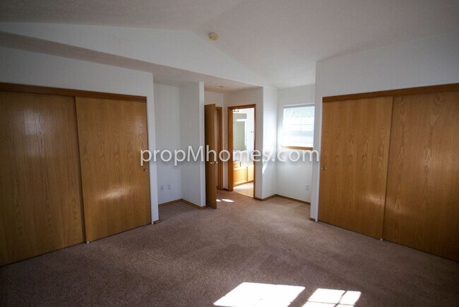 Building Photo - Beautiful Three Bedroom Townhouse - Prime Clackamas Location!
