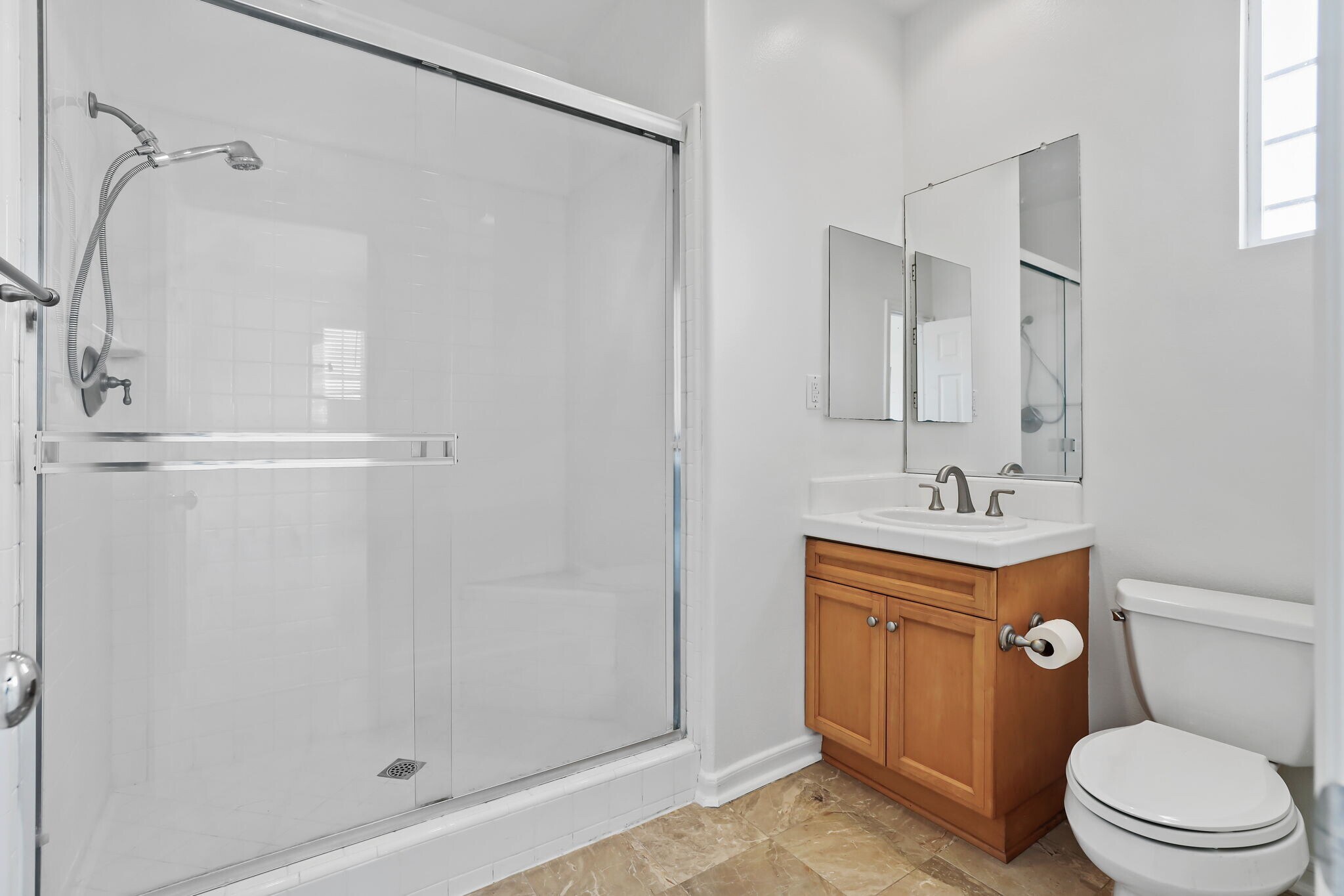 Immaculate secondary bath - 5142 Pearce Dr