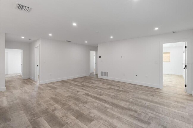 Building Photo - 4543 Carson St NE