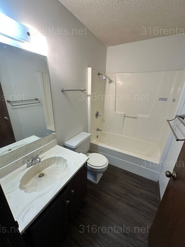 Building Photo - $750 - 2 bed 1 bath - Second floor Apartment
