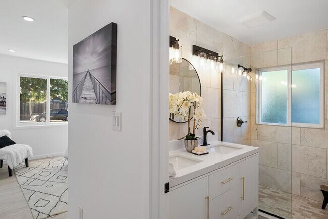Building Photo - 113 Donaldson Way W