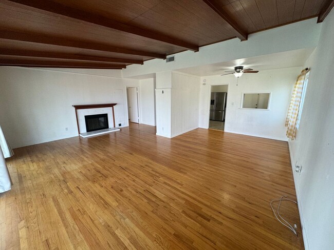 Building Photo - 3 Bedroom Single Level Home in Foothills o...