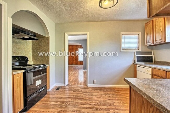 Building Photo - 3 Bed, 1.5 Bath Home with Large Yard and Parking Area in SE Portland