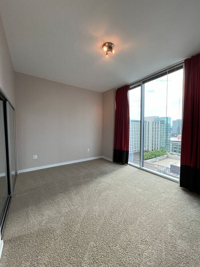 Building Photo - Beautiful 1-Bedroom Condo with Stunning Do...