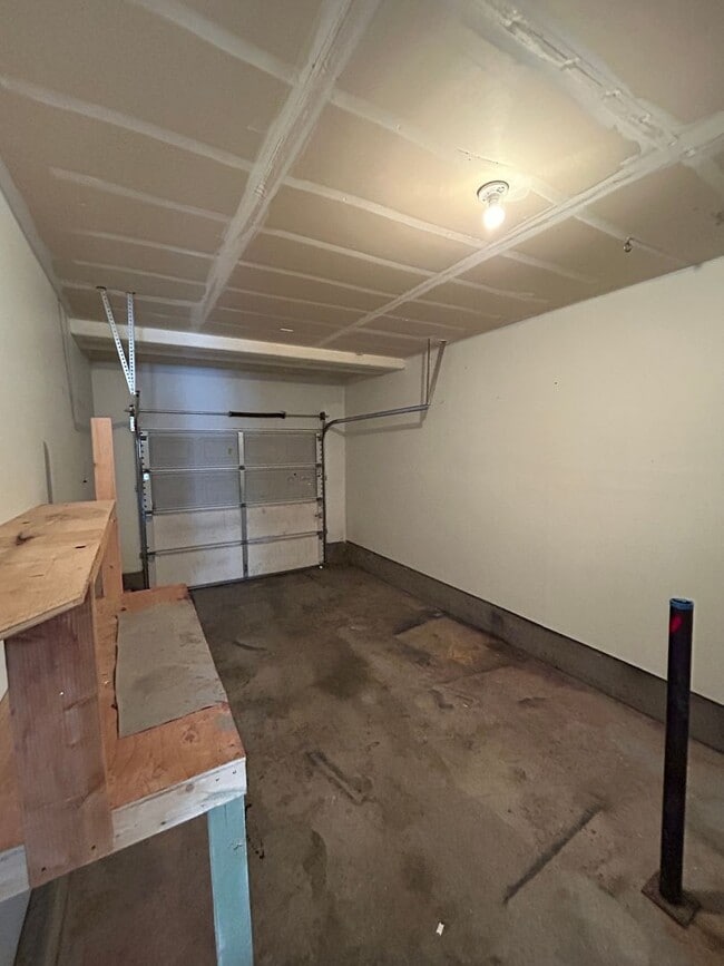 Building Photo - 3 Bedroom / 2.5 Bathroom Townhouse in SW R...