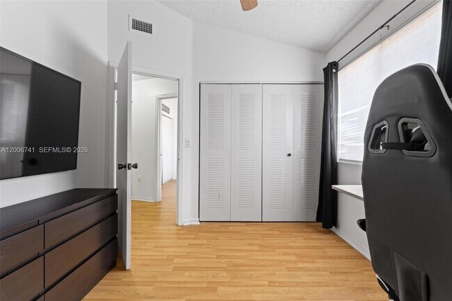 Building Photo - 6235 SW Kendale Lakes Cir