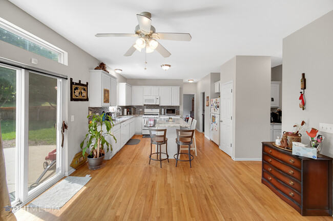 Building Photo - 3569 Charlemaine Dr