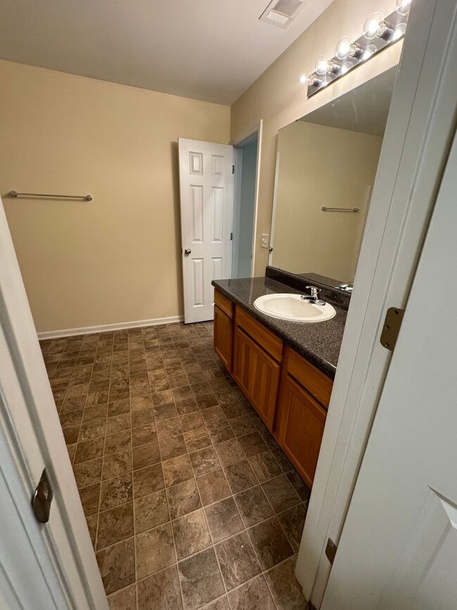 Building Photo - 32 Amber Dr