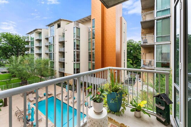 Building Photo - Sophisticated Living on Barton Springs