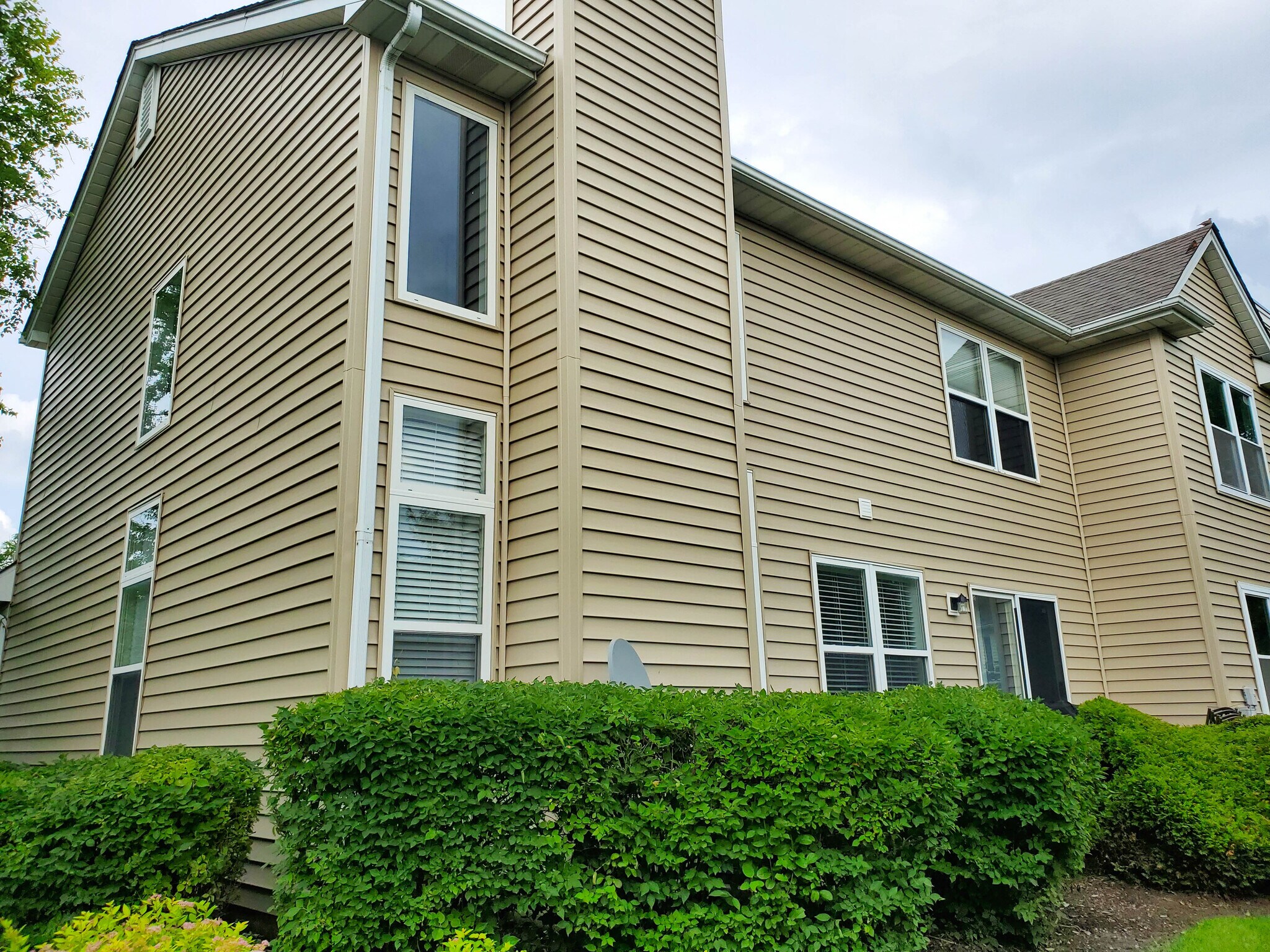 Back of townhouse - 344 S Lancelot Ln