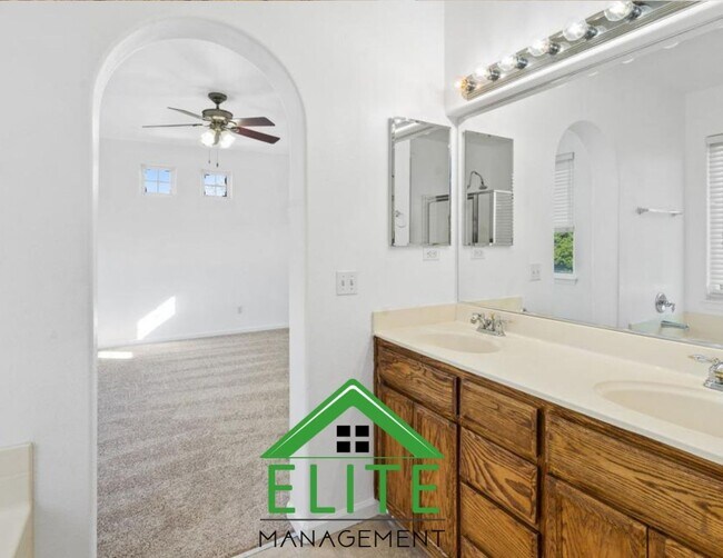 Building Photo - **Spacious 4-Bedroom, 2.5-Bath Home with L...
