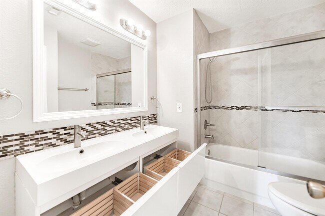 Building Photo - 7015 Yardley Dr