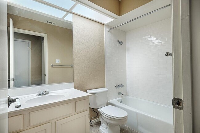 Building Photo - 4711 Spicewood Springs Rd