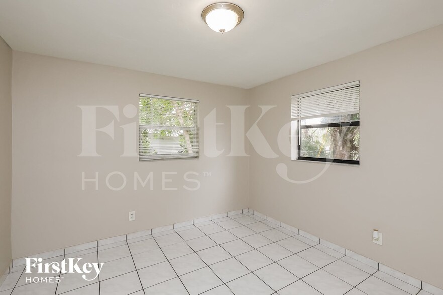 Building Photo - 5826 N Farragut Dr