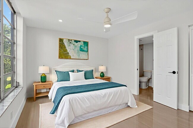 Building Photo - 2651 S Palm Aire Dr