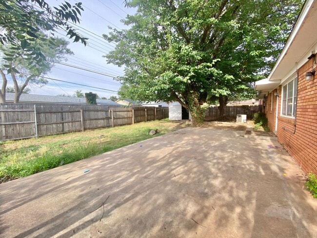 Building Photo - 3 bed 2 bath near Medical District now ava...