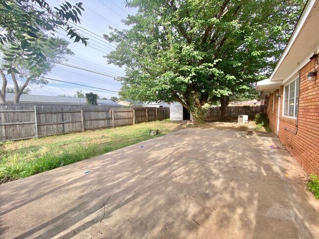 Building Photo - Newly Renovated 3 bed 2 bath