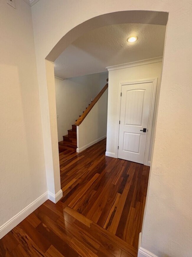 Building Photo - Los Gatos Family Townhome Ready for Move i...