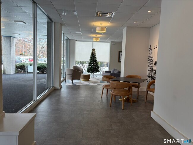 Building Photo - 893 Farmington Ave