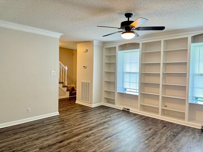 Building Photo - Great Location!!3 Bed/2.5 Bath near exit 1...