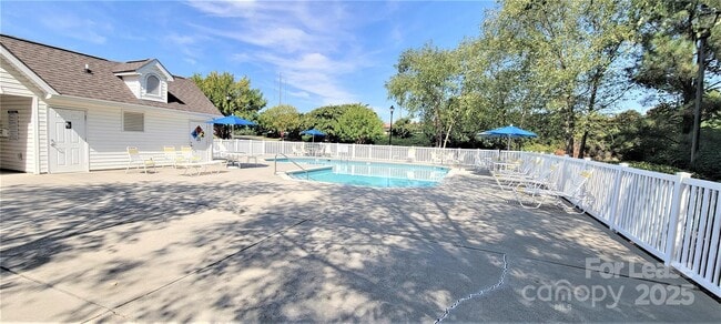 Building Photo - 915 Par One Ct