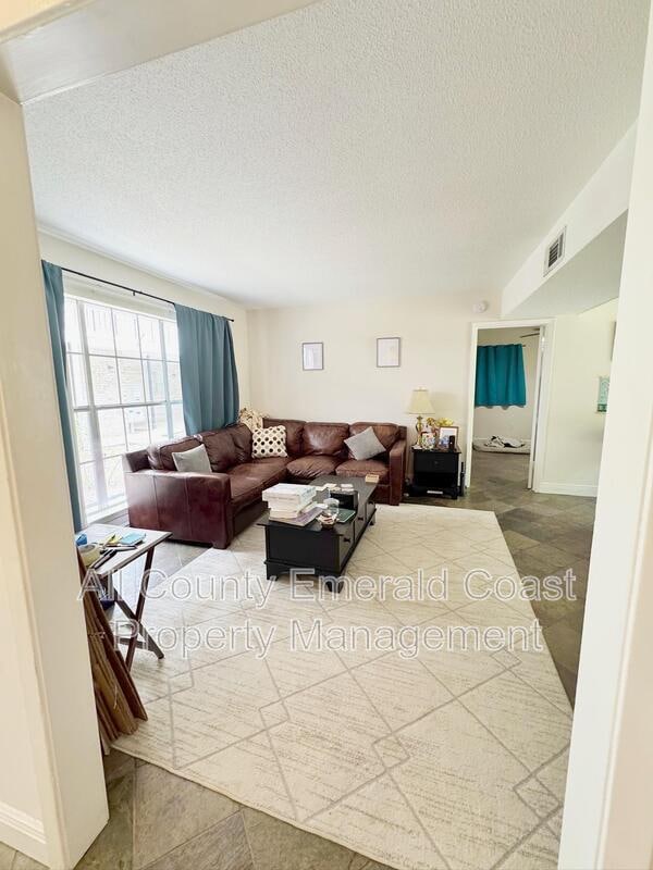 Building Photo - 105 Country Club Dr