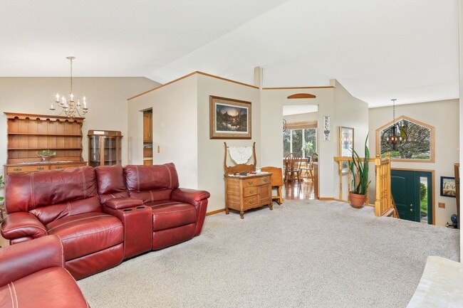 Building Photo - Spacious Home, 6bd, 3ba, 2 levels, 2 kitchens $2900/mo+ utilities