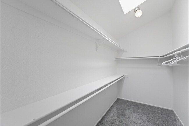 Building Photo - Move-in-ready home available furnished or unfurnished to suit your lifestyle!!