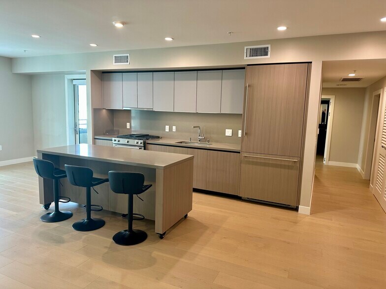 Building Photo - 39 S Los Robles Ave